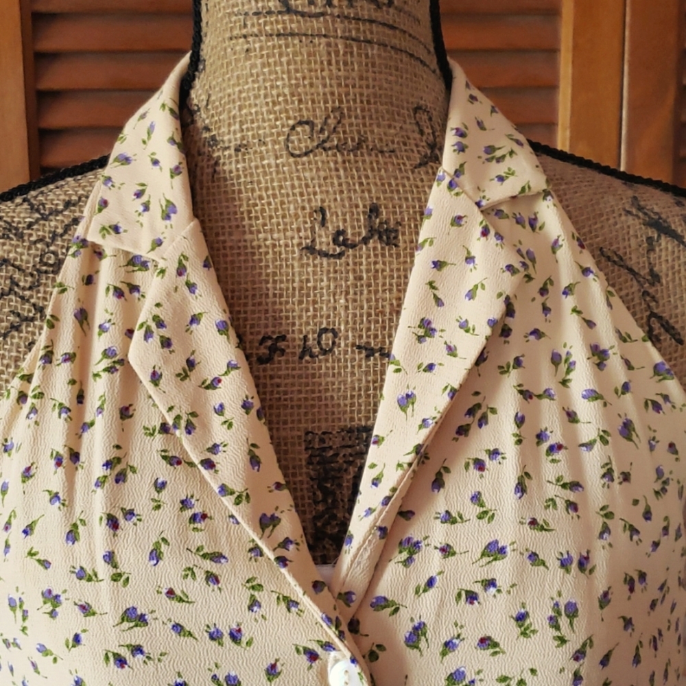 NWOT Beautiful yellow summer dress w purple delicate flowers. Size 12 Moda